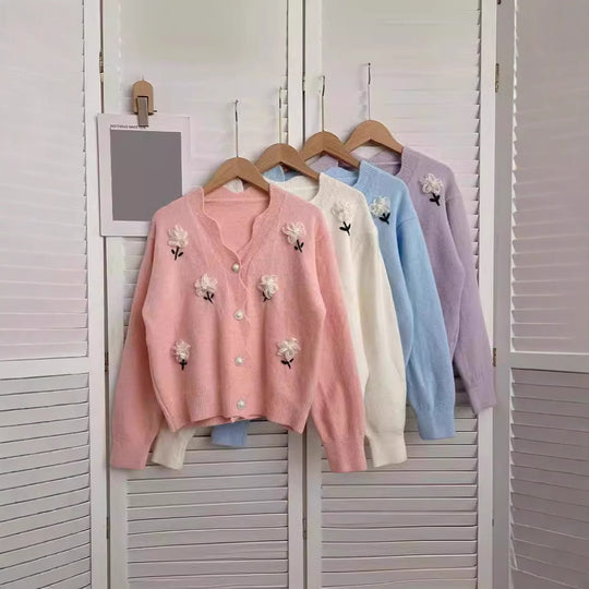Damen Strickjacke mit floralem Design und eleganten Perlenknöpfen EB