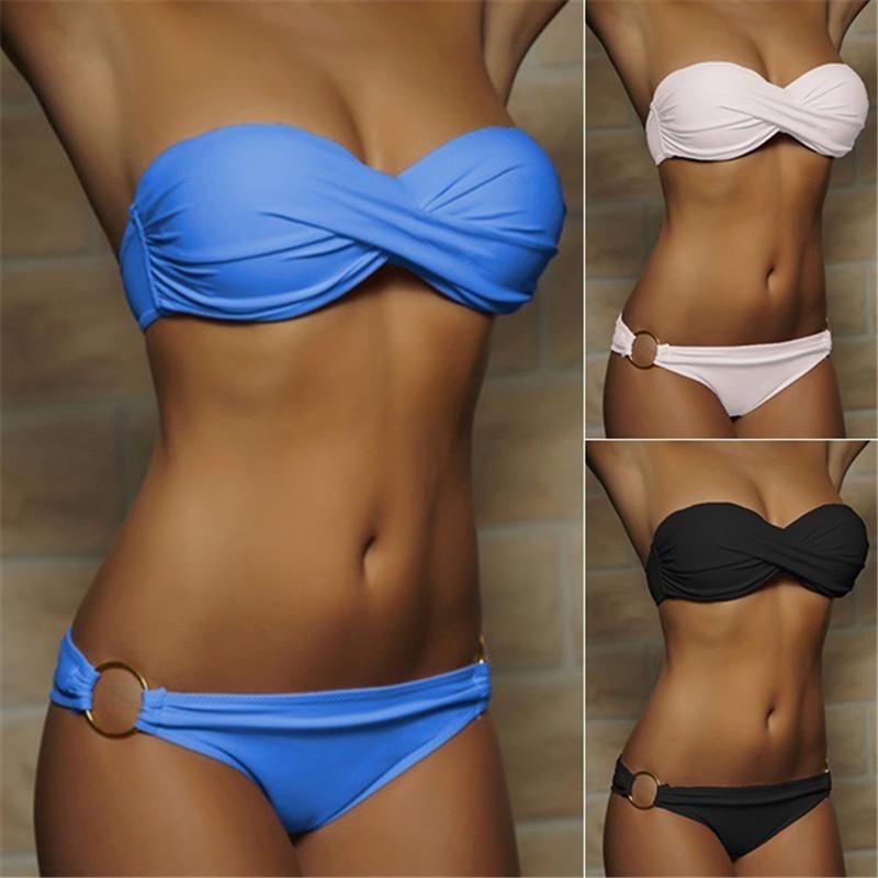 Damen Bandeau-Bikini mit elegantem Wickeldesign und goldenen Akzenten EB