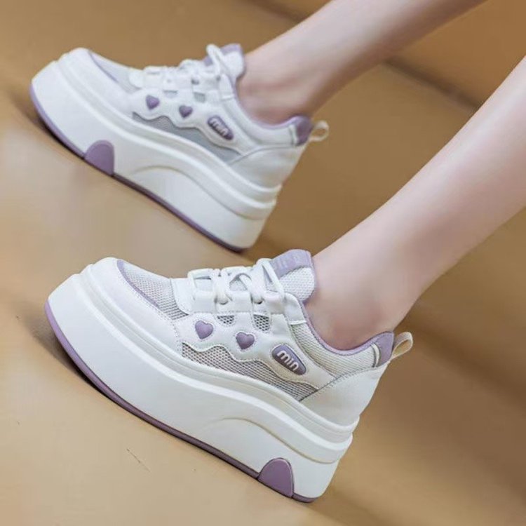 Damen Plateau-Sneaker mit einzigartigem Herzmotiv und atmungsaktiver Mesh-Oberfläche EB
