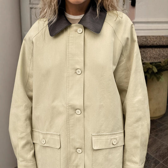 Damen Urbaner Utility-Mantel mit kontrastierendem Kragen und praktischen Taschen EB