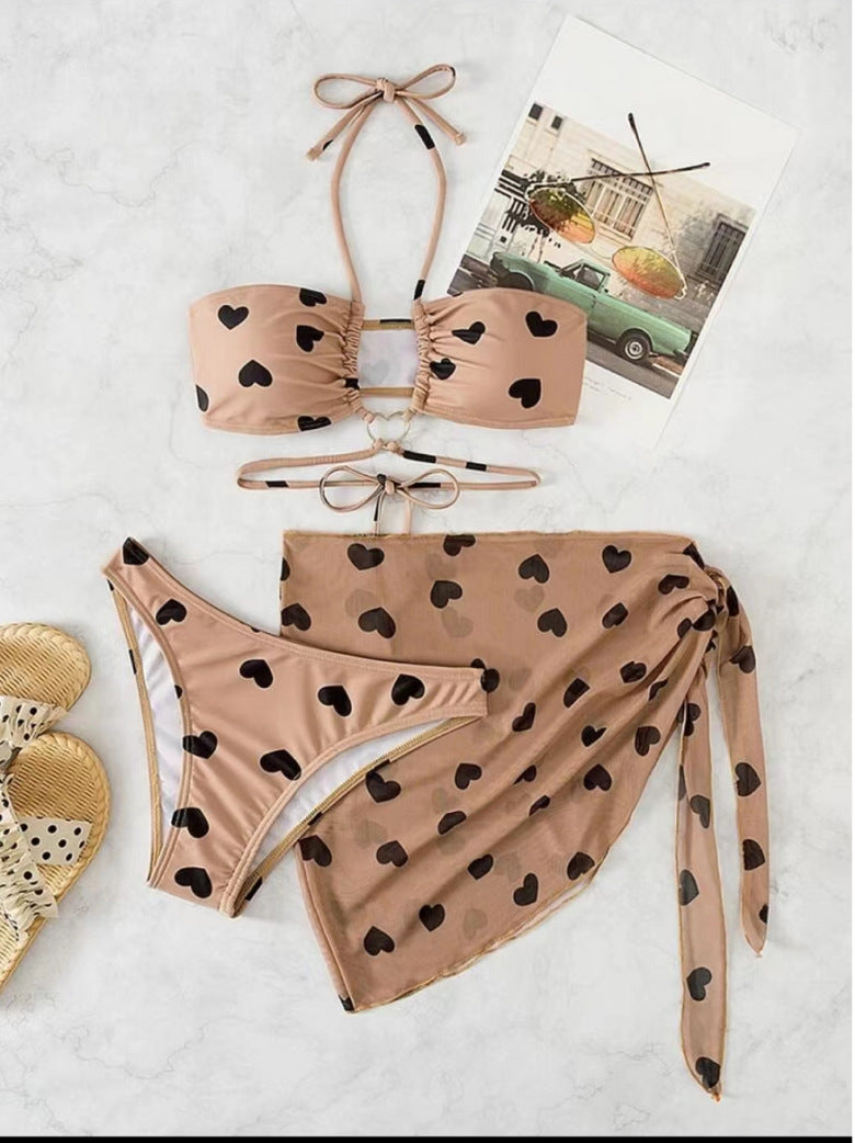 Damen Bikini-Set mit verspieltem Herzmuster und elegantem Wickelrock EB