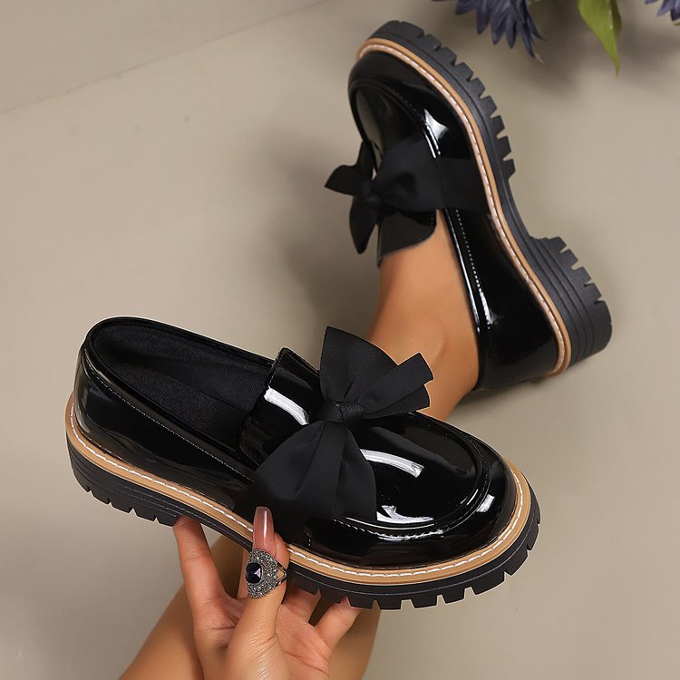 Damen  Lack-Optik Loafer mit massiver Profilsohle und großer Stoffschleife EB