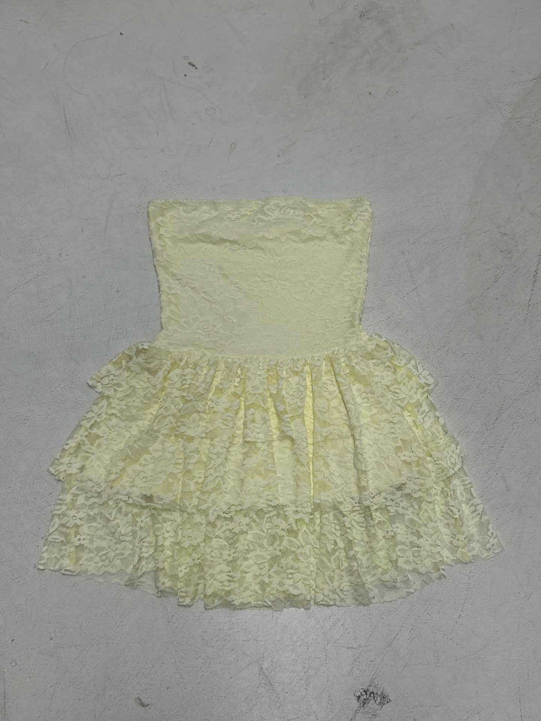 Damen Spitzenkleid mit voluminösem Rock und trägerlosem Design EB