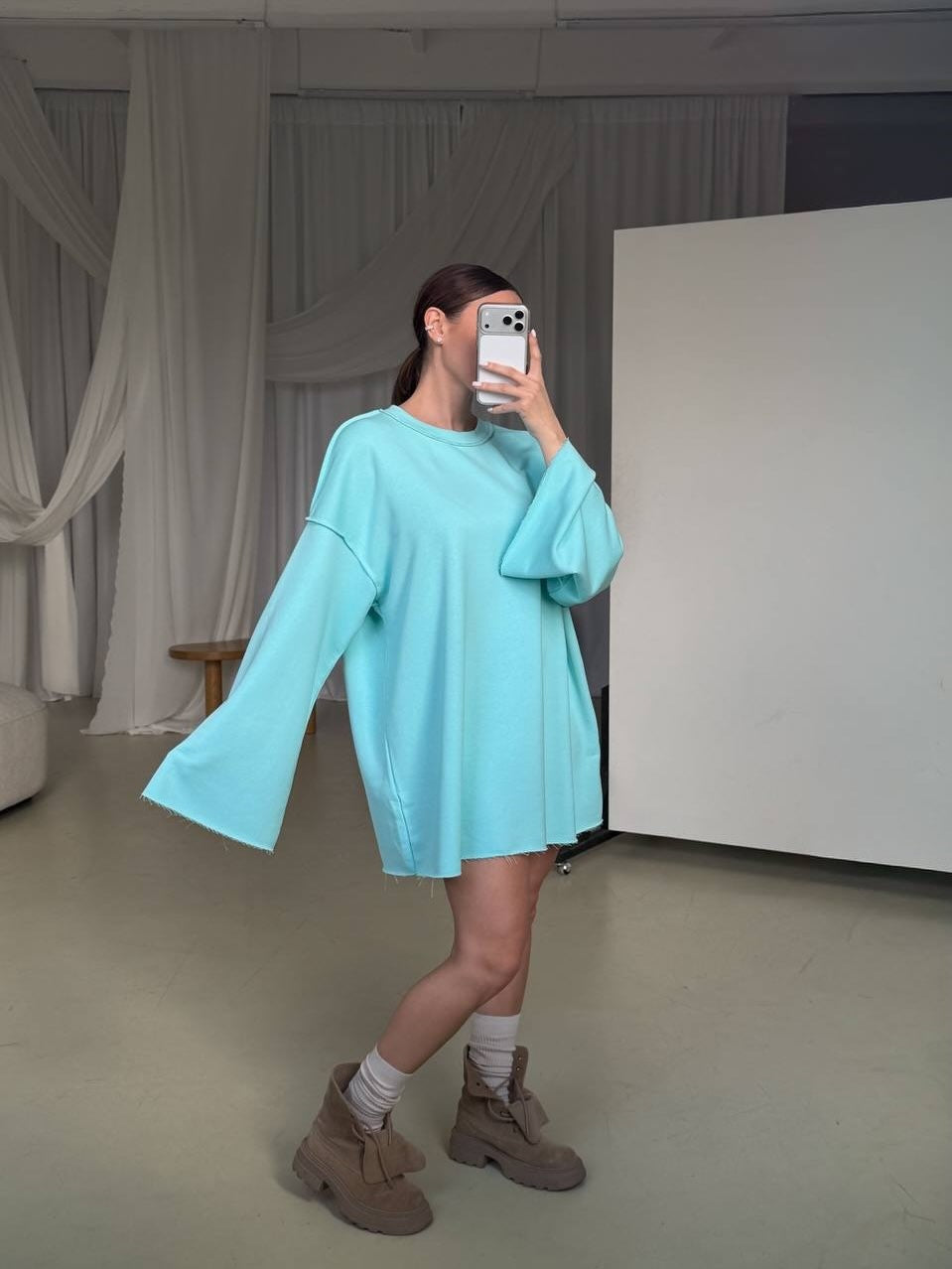 Damen oversized Sweatshirt-Kleid mit ausgefranstem Saum und weiten Glockenärmeln Eichborn Berlin