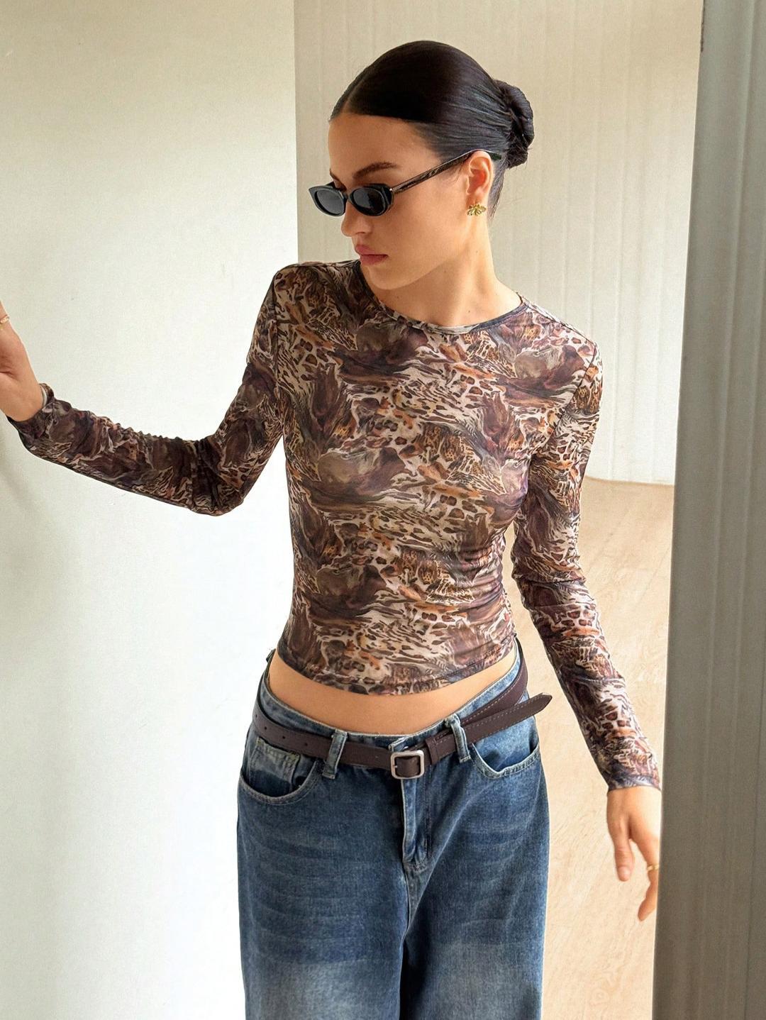 Damen nan schlanker Stretch-Longsleeve aus feinem Mesh mit abstraktem Tiermuster und tailliertem Cropped-Schnitt EB