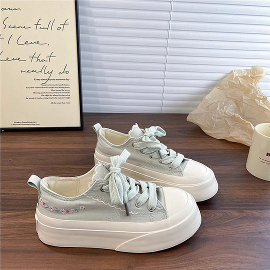Damen Trendige Freizeitsneaker mit verspielten Rüschen-Details und dämpfender Sohle EB