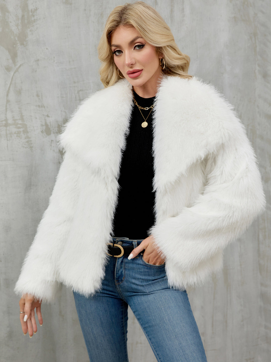 Damen Flauschige Kunstpelzjacke mit oversized Schnitt und voluminösen Ärmeln EB