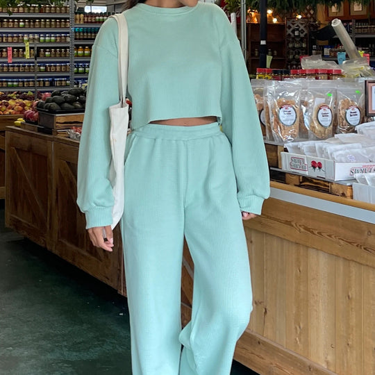 Damen kurz geschnittenes Waffelstrick-Lounge-Set mit hoch taillierter Palazzohose EB