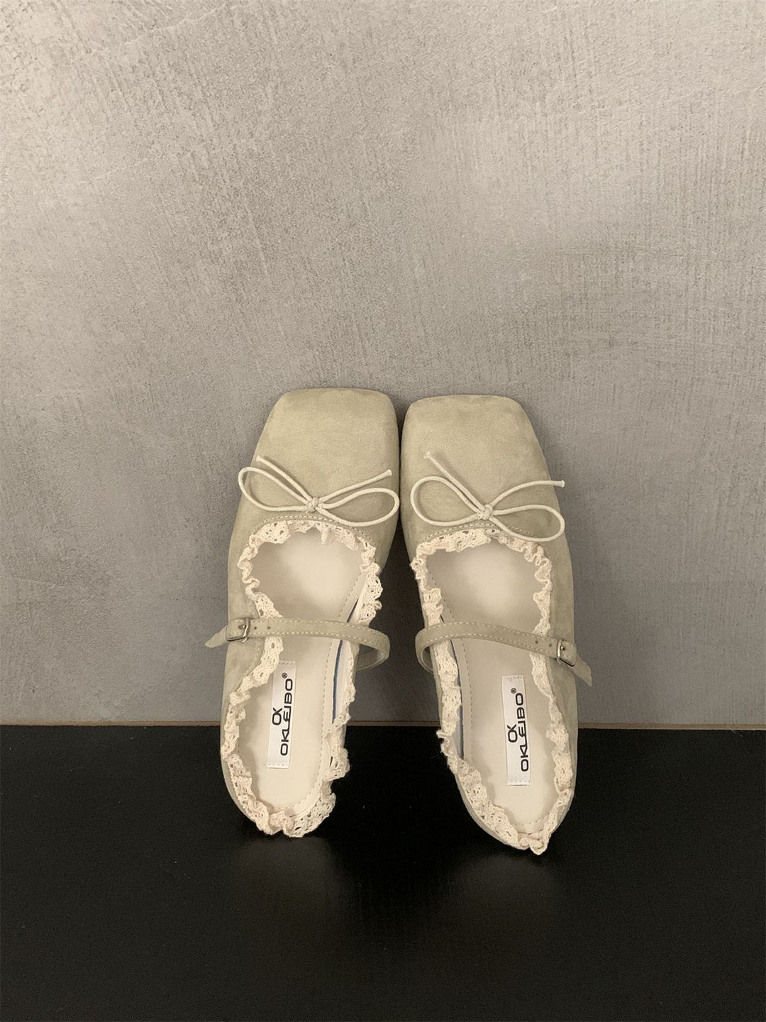 Damen elegante Ballerinas mit zartem Riemchen und Spitzenbesatz EB