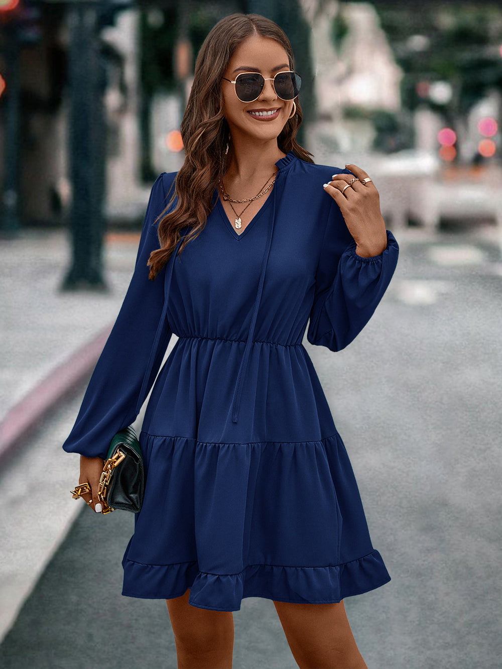 Damen kurzes Kleid mit lässigem Schnitt und Volantdetails EB