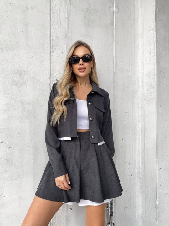 Damen kurzes Cordjacken- und Faltenrock-Set mit taillenhohem Faltenrock und cropped Hemdjacke Eichborn Berlin