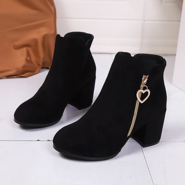 Damen Stiefeletten mit breitem Blockabsatz, Herz-Reißverschluss und Samtvelours-Optik EB