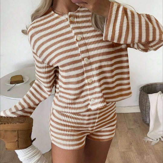 Damen nan feiner Rippstrick Zweiteiler mit kurzgeschnittenem Knopfcardigan und taillenhohen Shorts EB