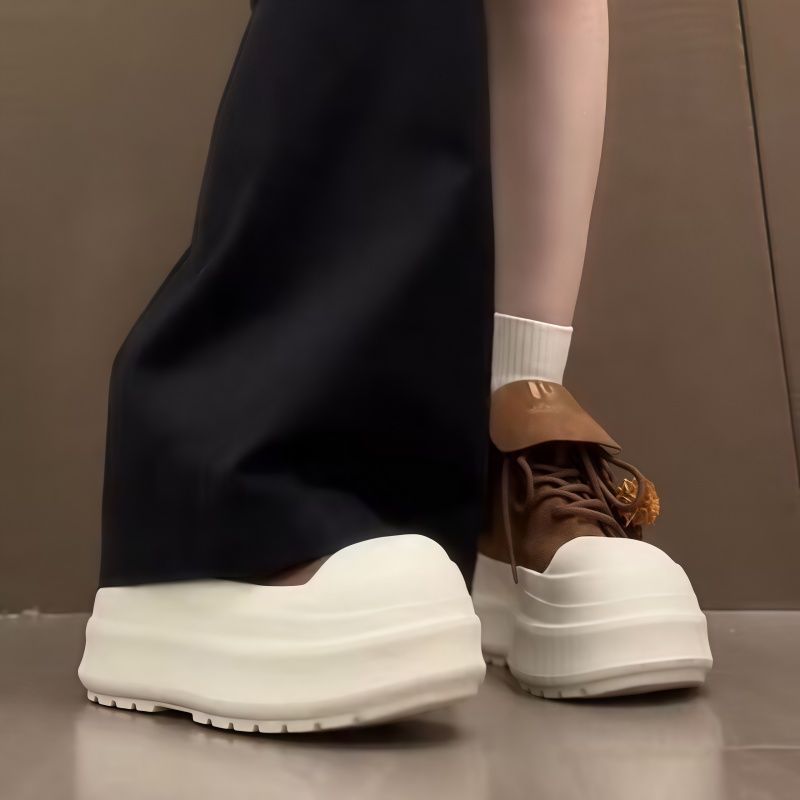 Damen Sportliche Plateau-Sneaker mit verspielten Anhängern EB