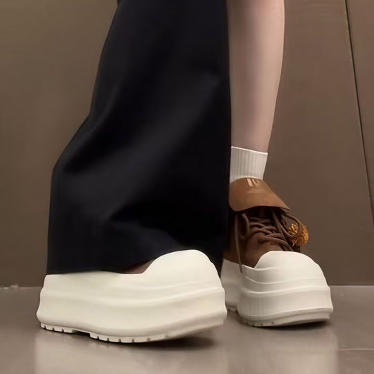Damen Sportliche Plateau-Sneaker mit verspielten Anhängern EB