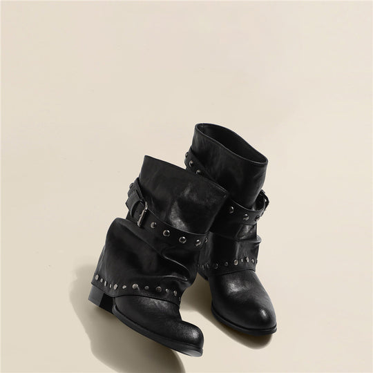Damen Biker-inspirierte Slouch-Stiefelette mit Nietenriemen und Dornschließen-Detail EB
