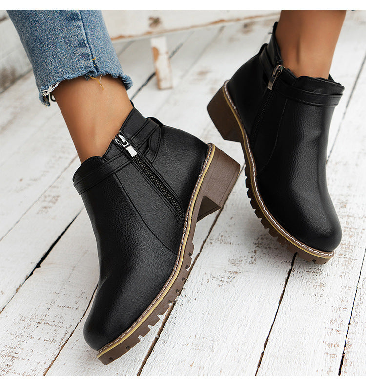 Damen nan Stiefelette mit doppelten Zierriemen, profilierter Traktorsohle und niedrigem Blockabsatz EB