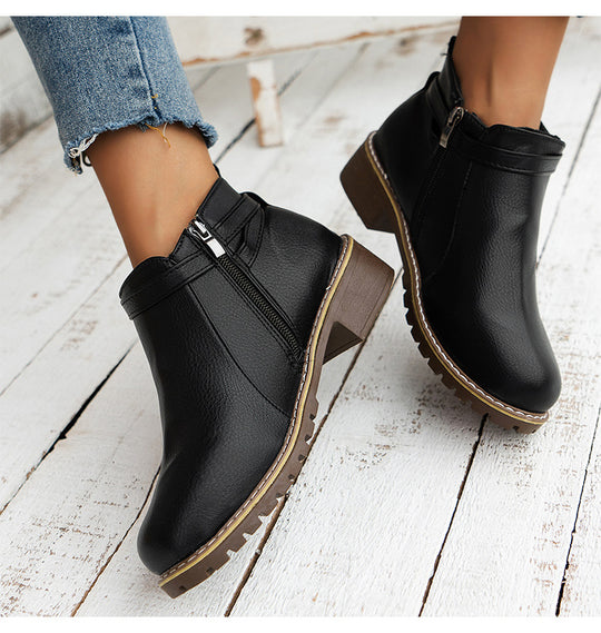 Damen nan Stiefelette mit doppelten Zierriemen, profilierter Traktorsohle und niedrigem Blockabsatz EB