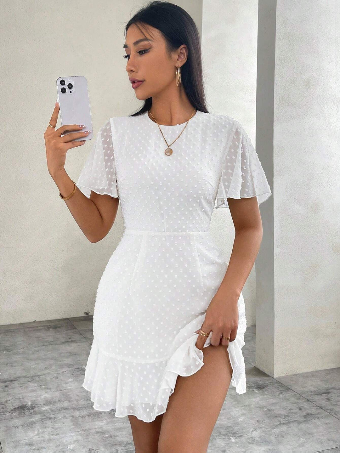 EB | Dreidimensionales Kleid mit Rüschenrand und Punkten