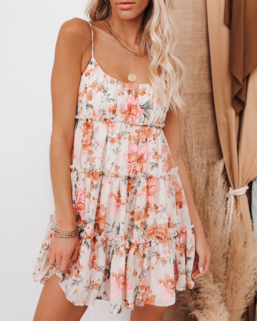 Damen Sommerliches Rüschens Kleid mit floralen Akzenten und verstellbaren Spaghettiträgern EB