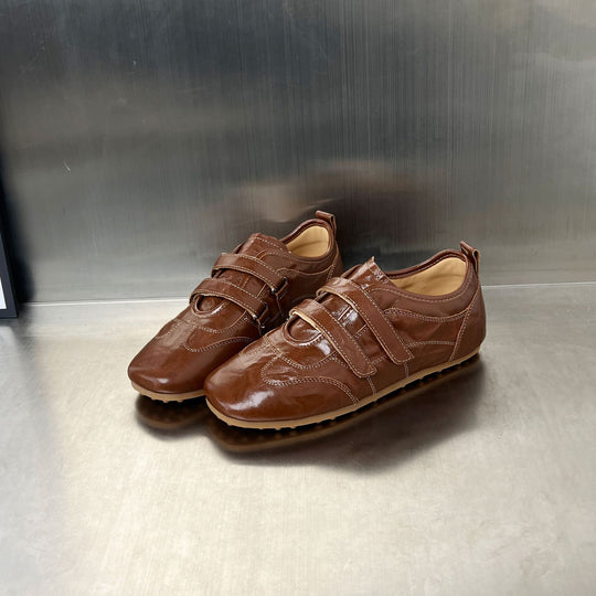 Damen Sneaker mit praktischem Klettverschluss und glänzender Oberfläche EB