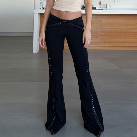 Damen Flared Pants mit dekorativen Druckknopfdetails EB