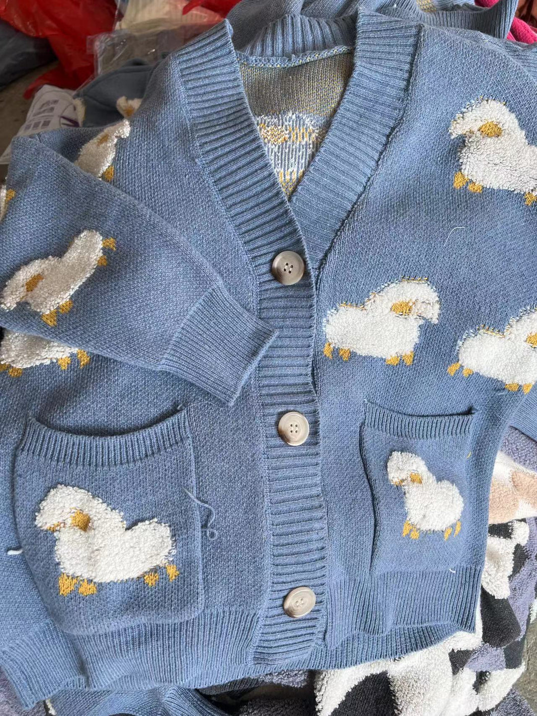Damen Strickjacke mit verspieltem Schafmotiv und Taschen EB