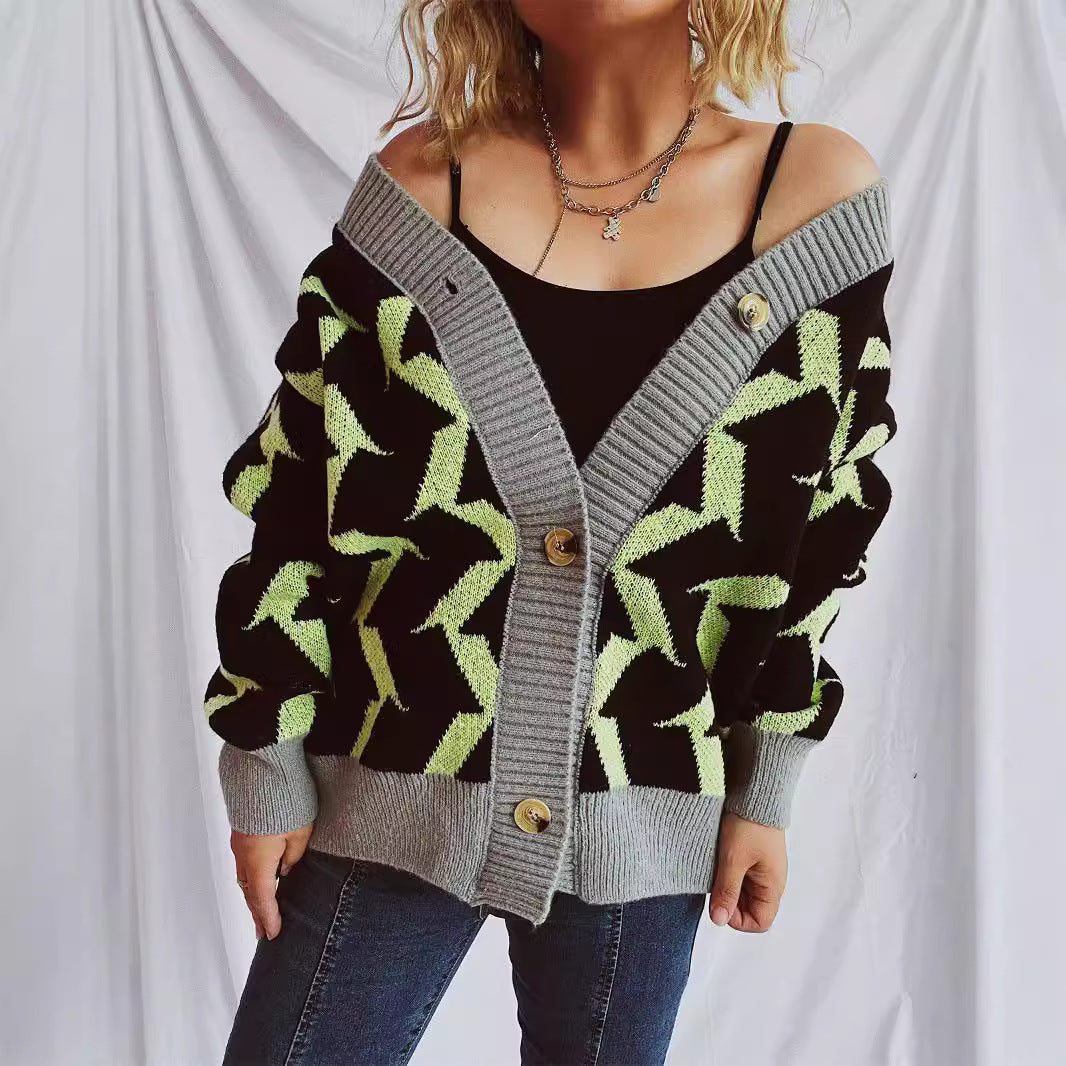 Damen Grobstrickjacke mit grafischem Muster und hochwertigen Knopfdetails EB