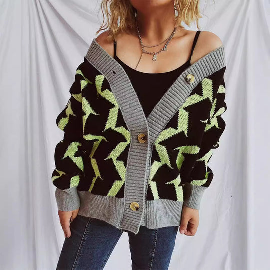 Damen Grobstrickjacke mit grafischem Muster und hochwertigen Knopfdetails EB