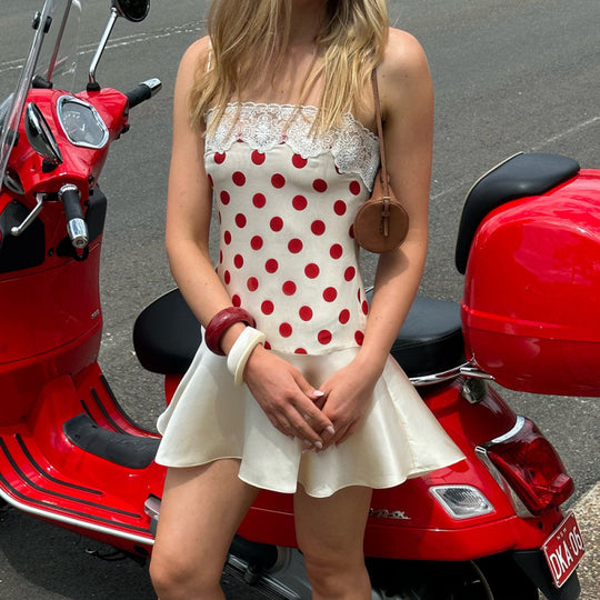 Damen Freizeitchic Minikleid mit bezaubernden Spitzenakzenten und Punkten EB
