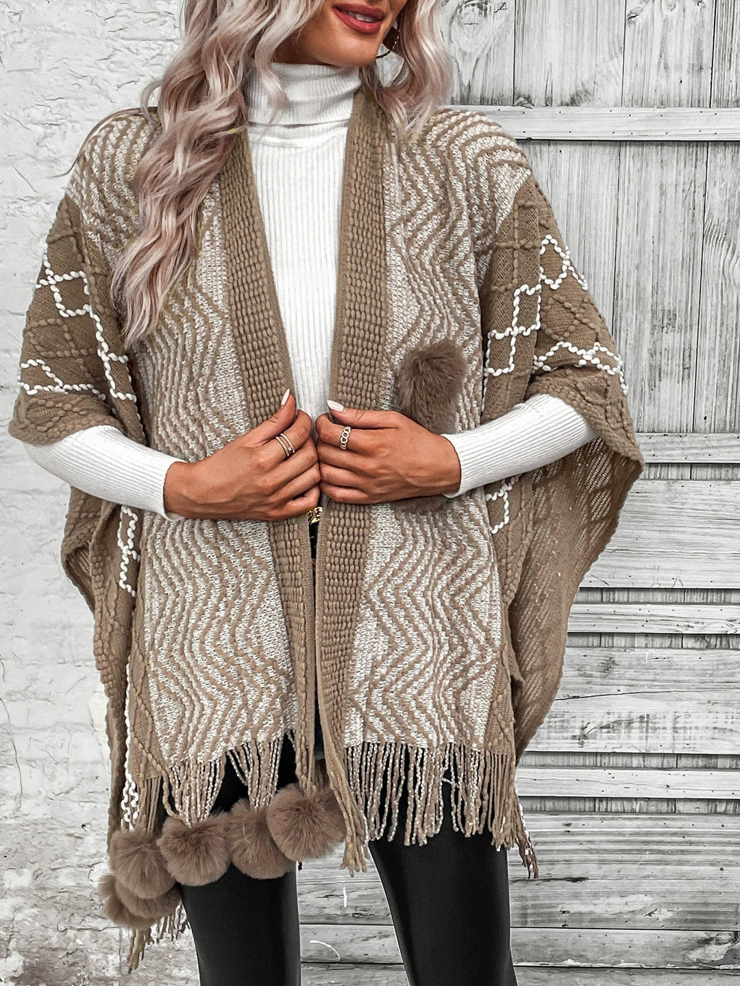 EB | Cape Schal Cardigan Wolle Strick Übergröße Fransen Saum V-Ausschnitt Boho Stil