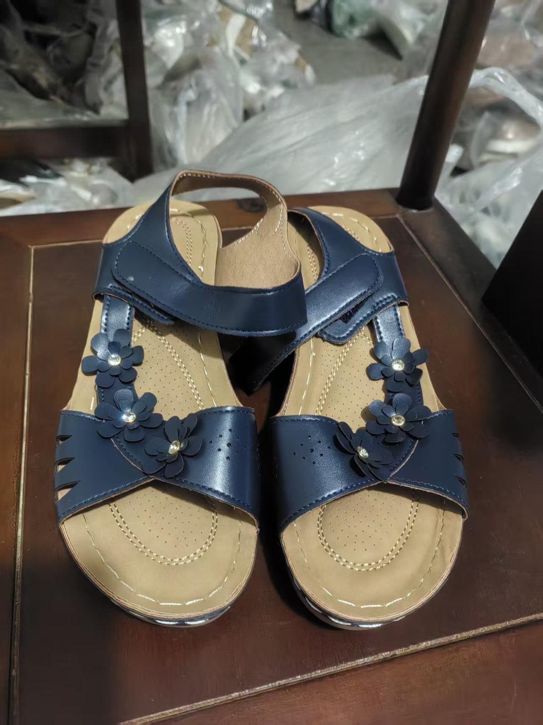 Damen Wedge-Sandaletten mit stilvollem Blüten-Design und verstellbarem Riemen EB