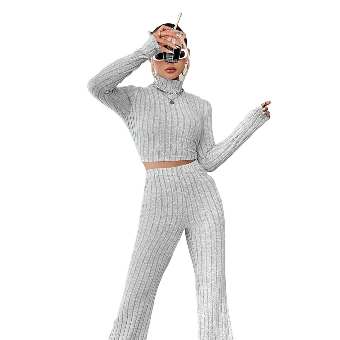 Damen geripptes Strick-Lounge-Set mit Rollkragen-Cropped und weiter Schlaghose Eichborn Berlin