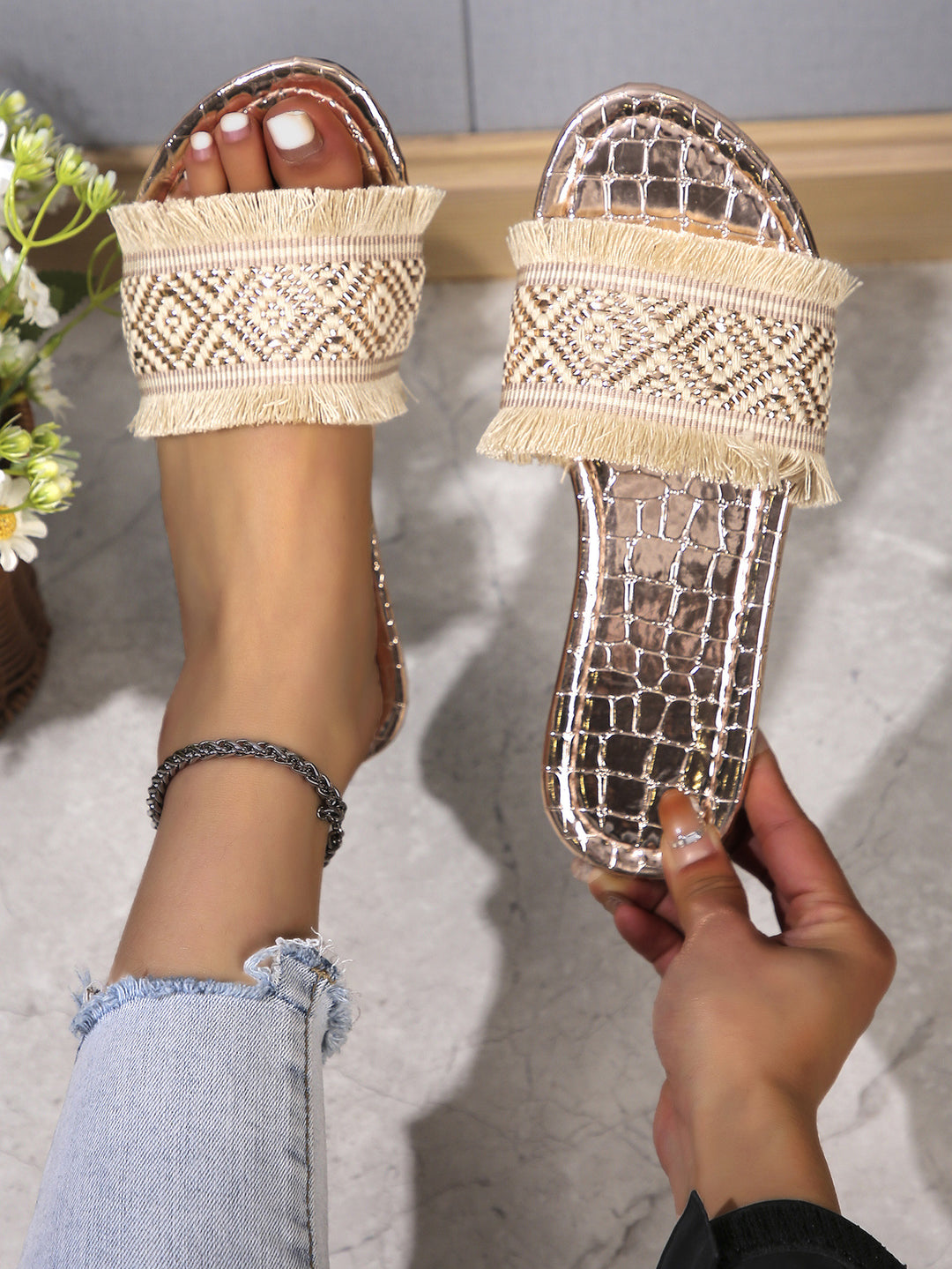 Damen modische Clogs mit fransigem Design und einzigartigem Muster EB