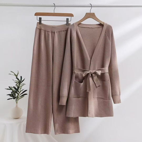 Damen modisches Strick-Lounge-Set mit Bindegürtel und praktischen Taschen EB