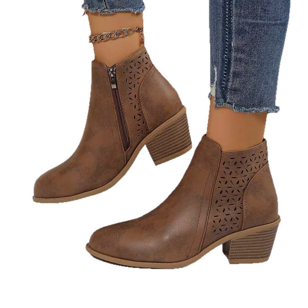 Damen Stiefeletten mit laserperforiertem Blattmuster, Wildlederoptik und mittlerem Blockabsatz EB
