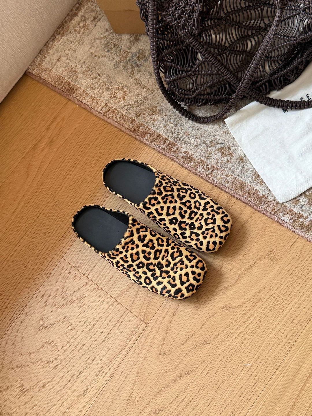 Damen Design Clogs mit animalistischem Leopardenmuster und rutschfester Sohle EB