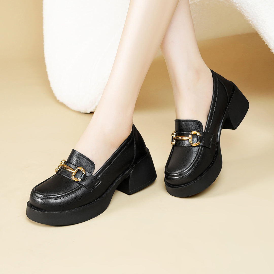 Damen Elegante Mokassins mit modischen Kettendetails und komfortablem Blockabsatz EB