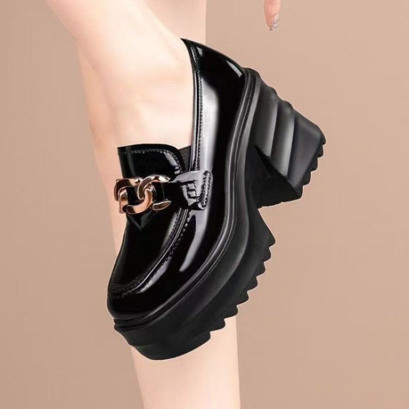 Damen Hochfront Mules mit glänzendem Obermaterial und modischem Ketten-Detail EB