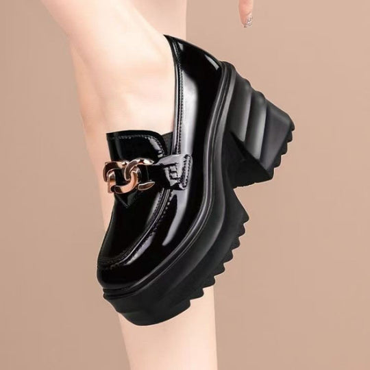 Damen Hochfront Mules mit glänzendem Obermaterial und modischem Ketten-Detail EB