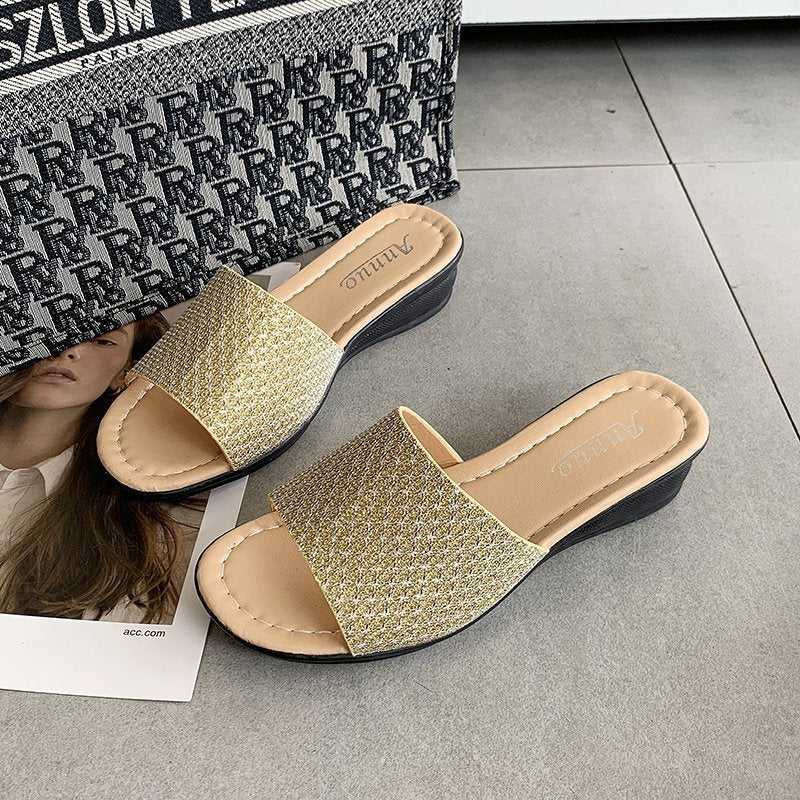 Damen nan Glitzerslipper mit breiter Riemenfront, offenem Zehenbereich, gepolstertem Komfortfußbett und leichtem Keilabsatz EB
