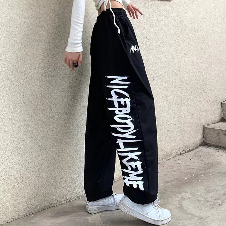 Damen nan locker geschnittene Wide‑Leg Jogginghose mit hohem Bund und markantem Seitenschriftzug EB