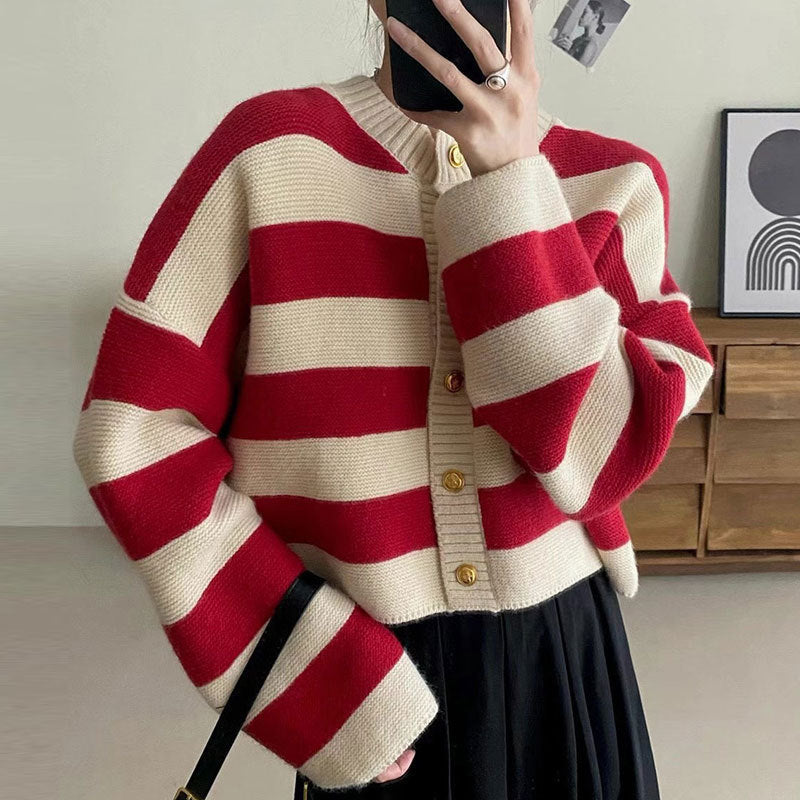 Damen Strickjacke mit dekorativem Streifenmuster und goldenen Knöpfen EB