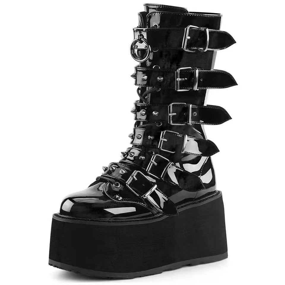 Damen nan hochschaftige Lack-Plateau-Stiefel mit mehrfach verstellbaren Schnallen und herzförmigen Nieten EB