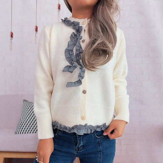 Damen Strickjacke mit romantischem Rüschenabschluss und detailverliebtem Knopfdurchzug EB