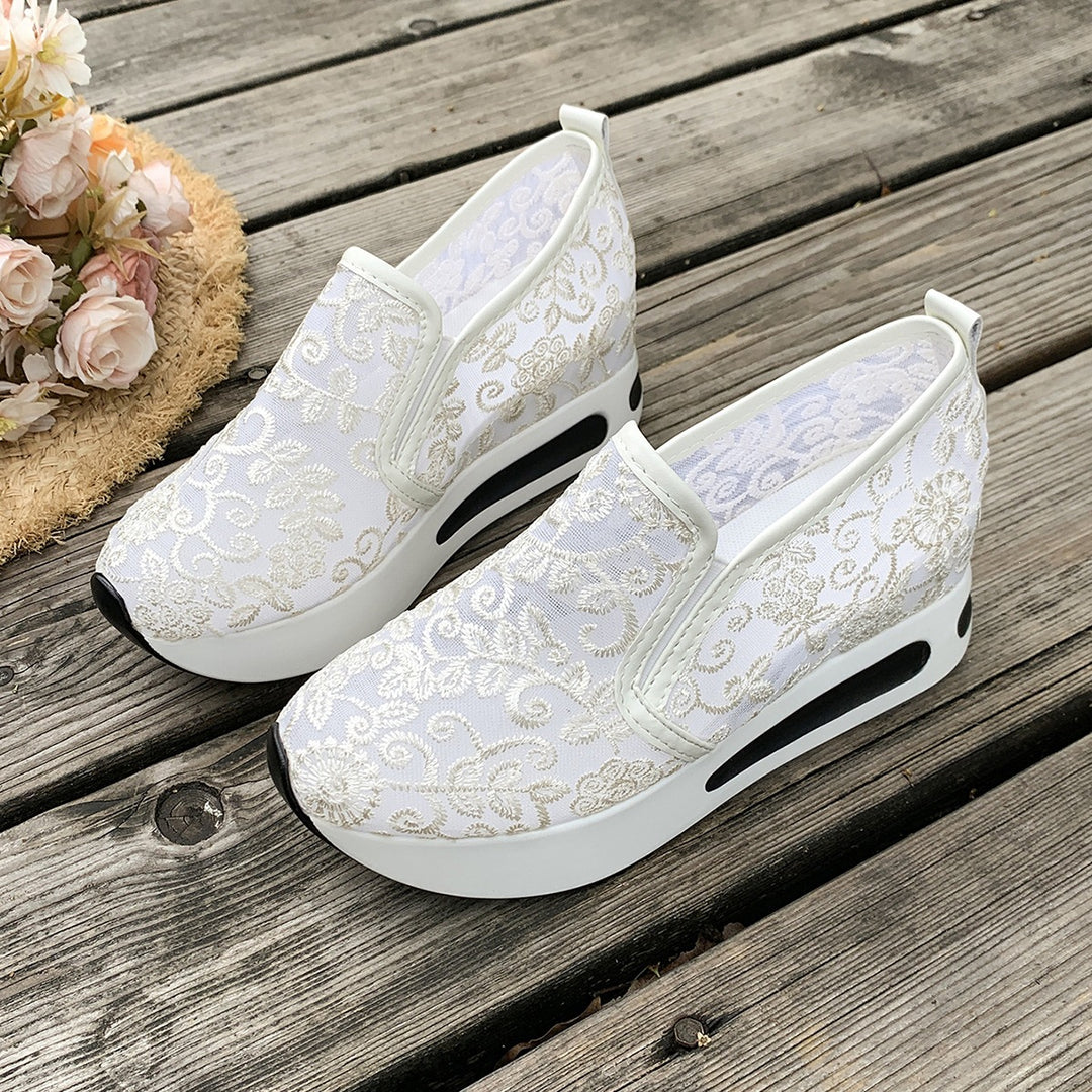 Damen Slip-On Sneakers mit romantischem Spitzen-Obermaterial EB