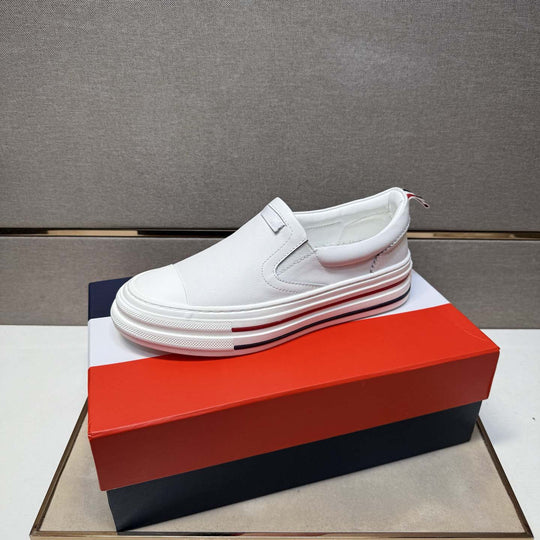 Damen Komfortable Slip-On Sneakers mit modischem Design und raffiniertem Sohlenprofil EB
