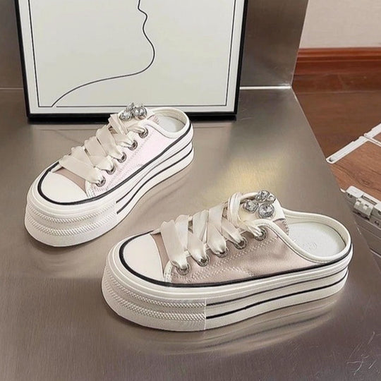 Damen Plateau Sneaker mit glänzenden Akzenten und modischem Schnürdesign EB