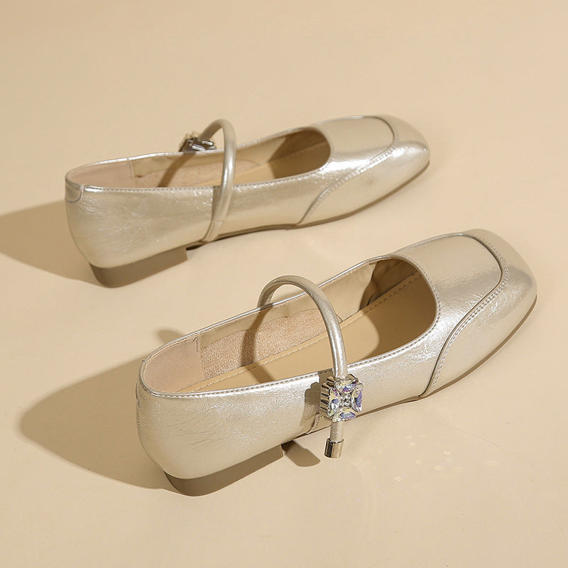 Damen Ballerinas mit dekorativem Riemen und glänzendem Finish EB