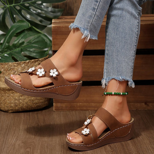 Damen Wedge-Sandalen mit modischem Blumendetail EB